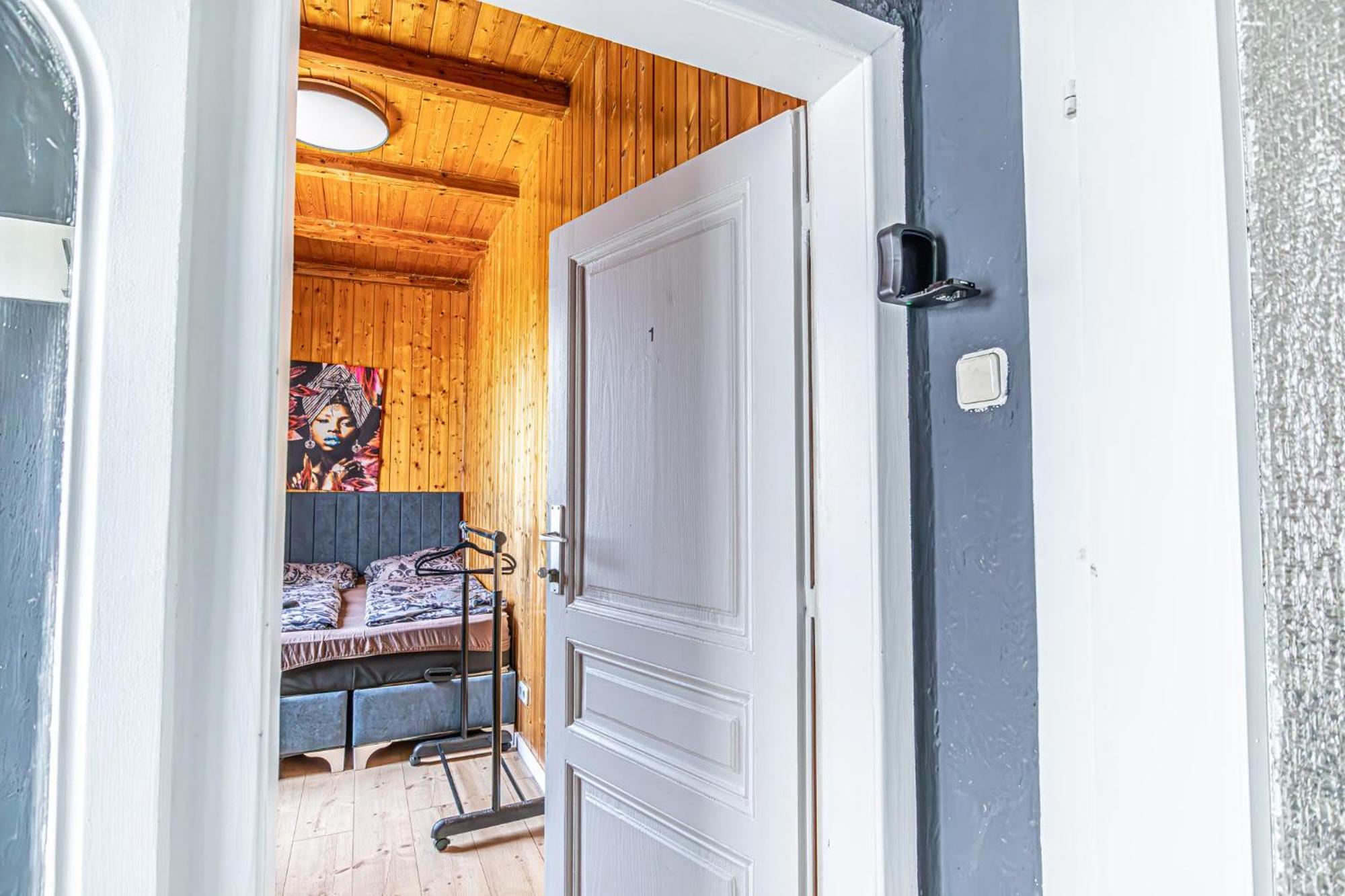 Comfy Rooms In Shared Villa With Terrace And Garden Wina Bagian luar foto